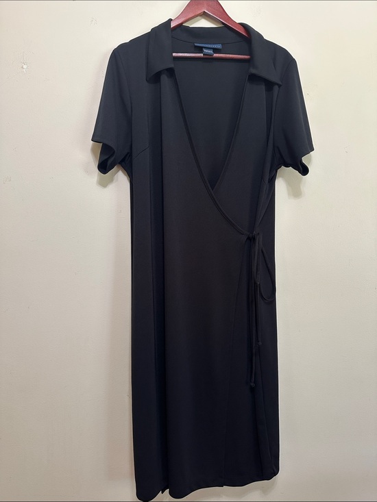 Venezia Dresses & Skirts - Venezia Black Short-Sleeve Wrap Midi Dress with Collar
